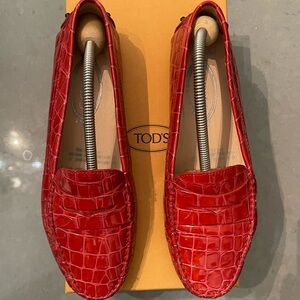 Tod's Chic Wonen Red Croc Embossed Patent Leather Penny Loafers Size 38.